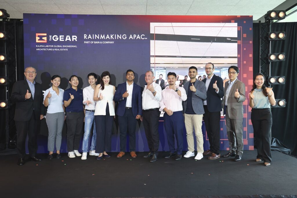 Photo of representatives from Kajima, Rainmaking APAC, and the eight startups from the pioneer cohort of Kajima’s residency program.